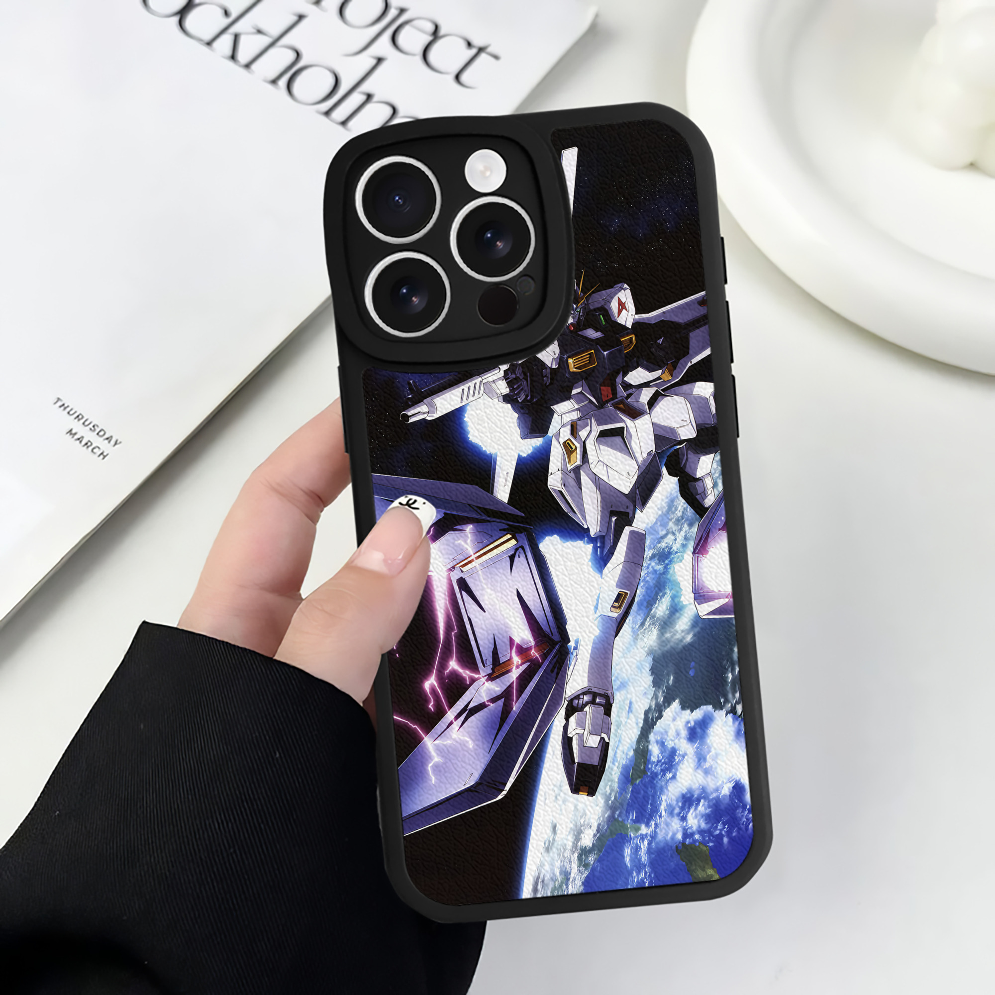 （画像用） 機動戦士ガンダム Mobile Suit Gundam 【iPhone 16シリーズ対応】シリコンスマホケース（レザー調） 材質：シリコン